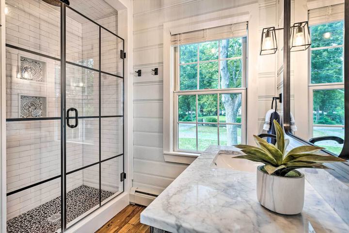 Charming Bristol Cottage w / Private Beach!
