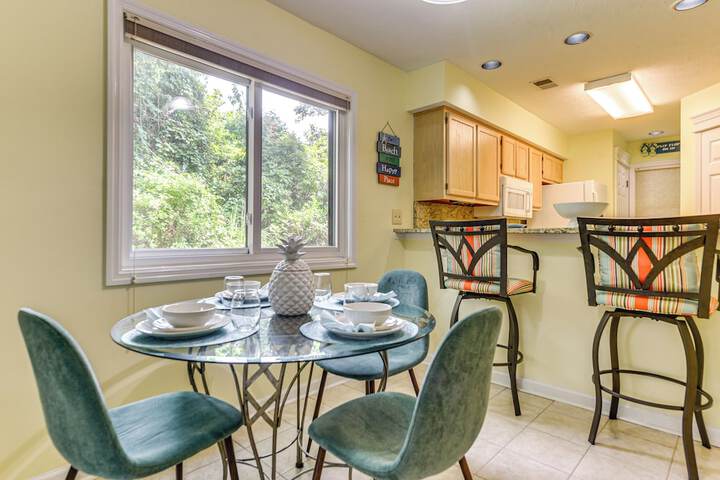 7 Mi to North Myrtle Beach: Condo w / Pool Access