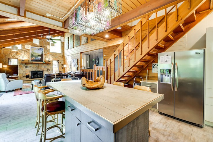 Gorgeous Bushkills Lodge w / Pool Access!