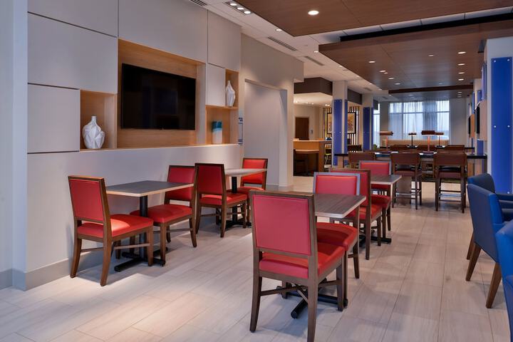 Holiday Inn Express & Suites Marshalltown by IHG