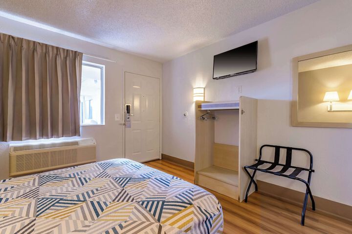 Room 12 of 28