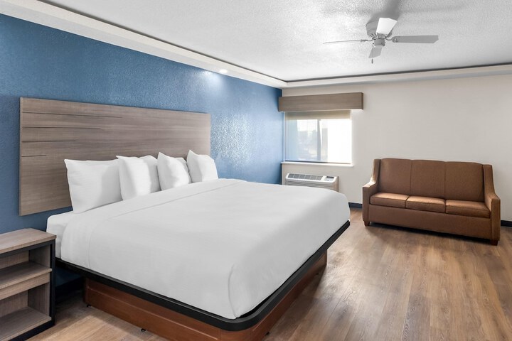 Baymont by Wyndham Arlington at Six Flags Dr