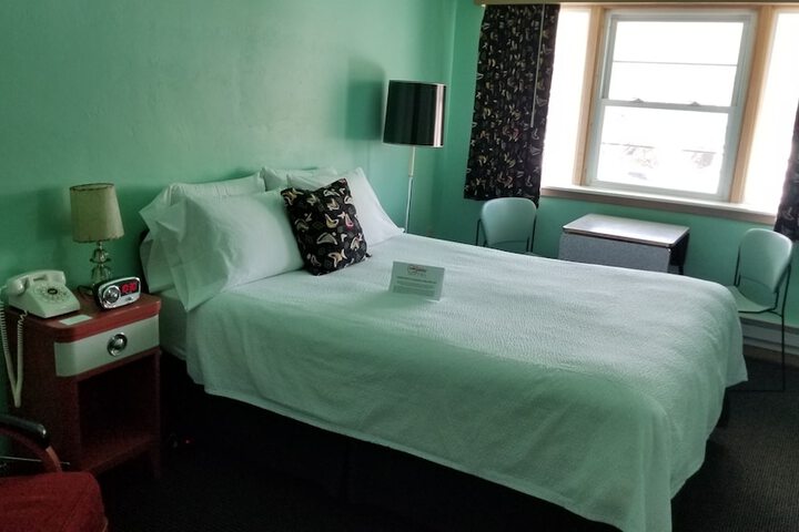Room 52 of 75