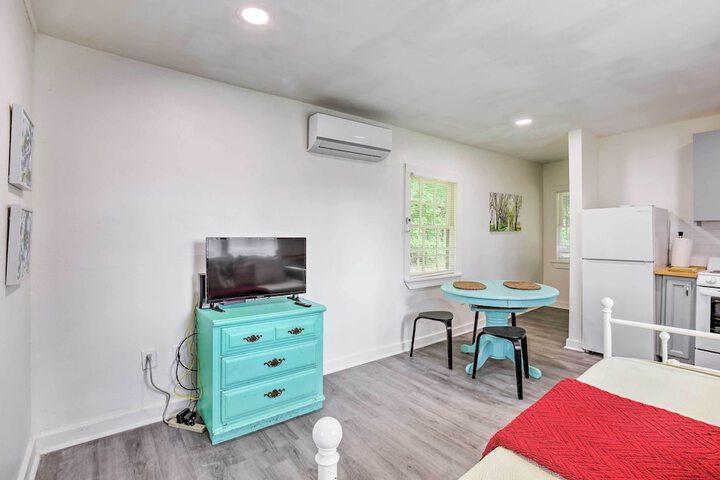 Quaint Leeds Studio w / Yard 18 Mi to Birmingham!