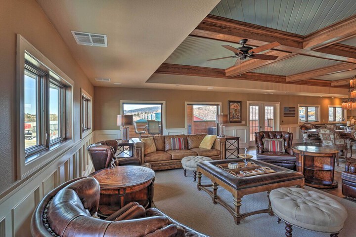 Main Street Strugis Apt w / High-end Features