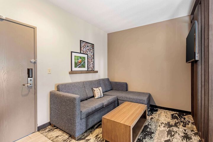 Best Western Plus Bourbonnais Hotel & Suites