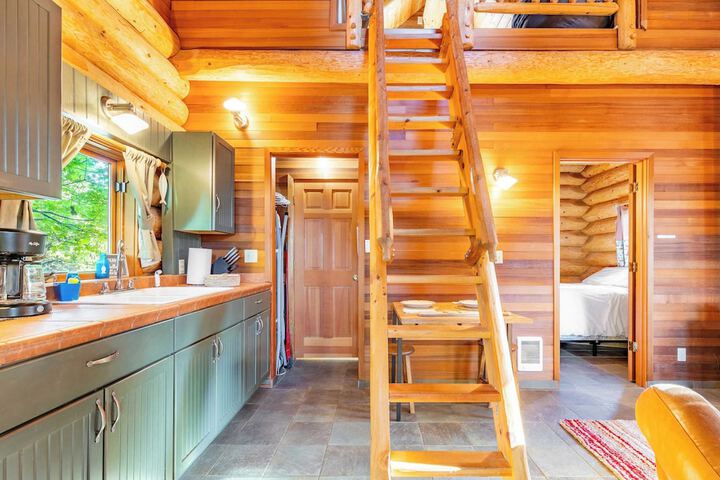 Penn Cove Overlook by Avantstay Cabin w / Views