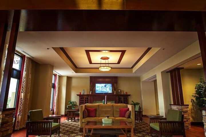 Lounge 51 of 68