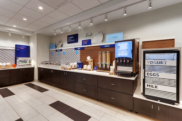 Holiday Inn Express & Suites Roanoke – Civic Center by IHG