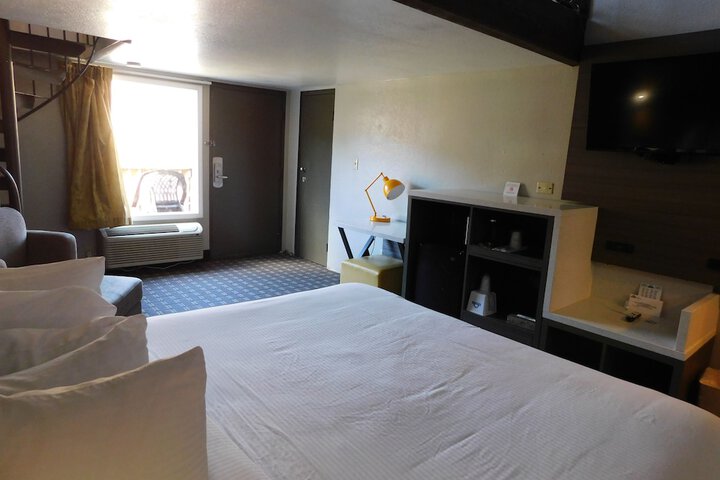 Room 24 of 102