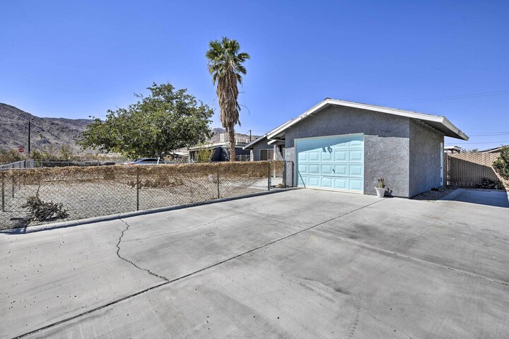 Indie-eclectic Desert Home w / Hot Tub + Patio