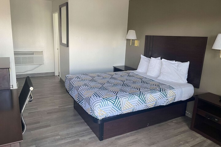 Room 18 of 18