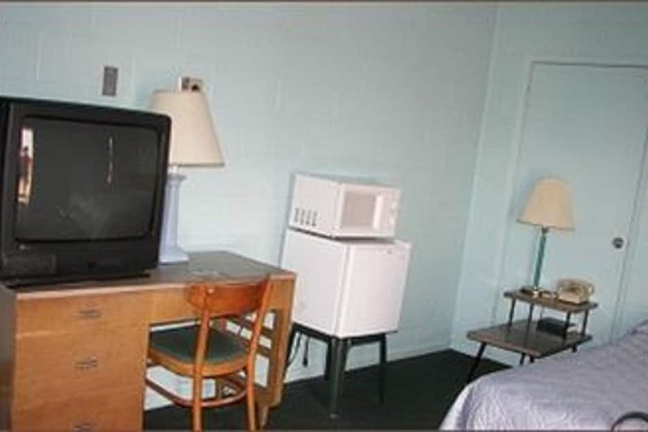 Holiday Host Motel
