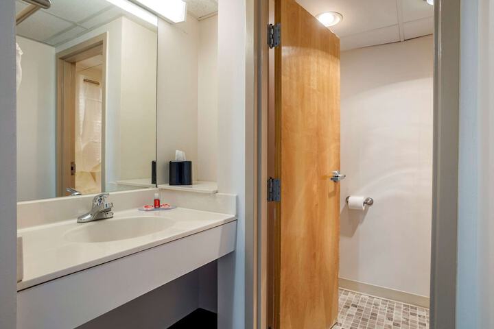 Room 33 of 40