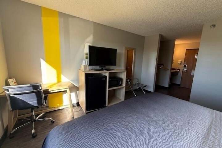 Super 8 by Wyndham Smithville / Kansas City