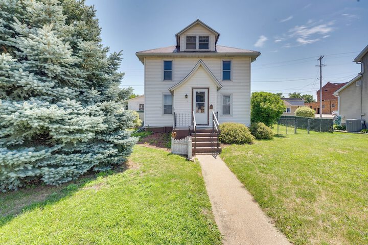 Cozy Iowa Getaway w / Patio & Fenced-in Yard!