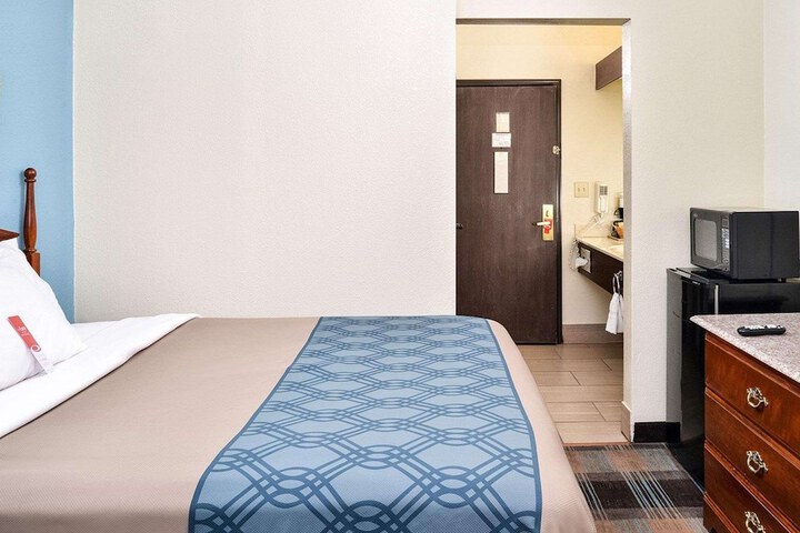 Room 8 of 32