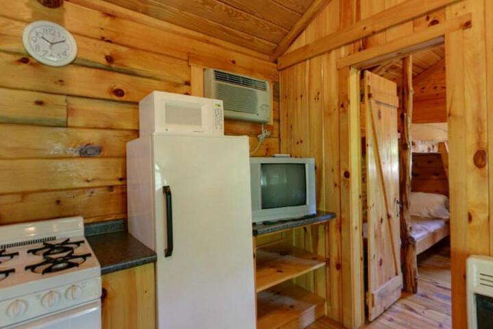 Robin Hill Camping Resort Deluxe Cottage 13