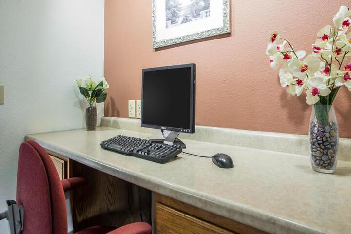 Econo Lodge Inn & Suites