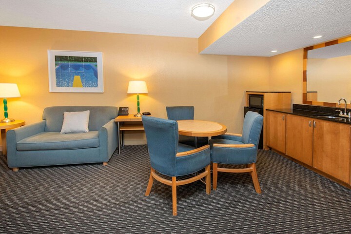 La Quinta Inn & Suites by Wyndham Deerfield Beach I-95