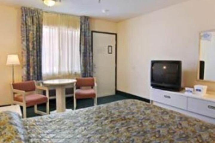 Hilltop Inn & Suites