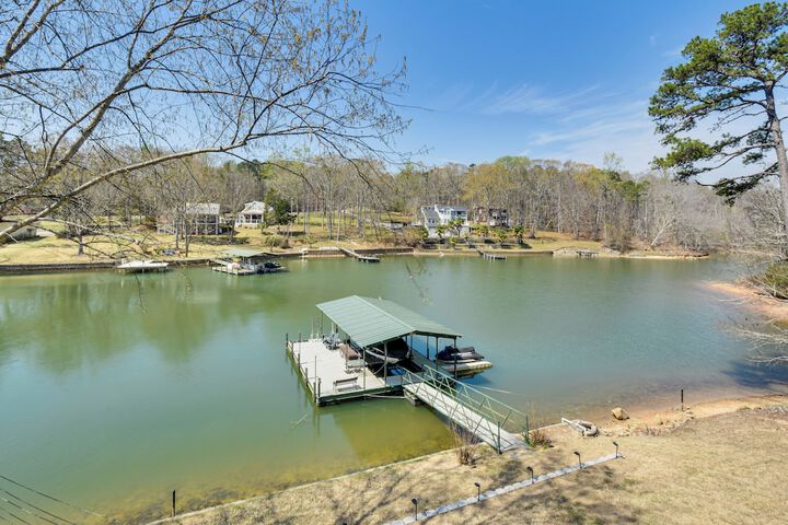 Waterfront Getaway w / Fire Pit + Game Room!