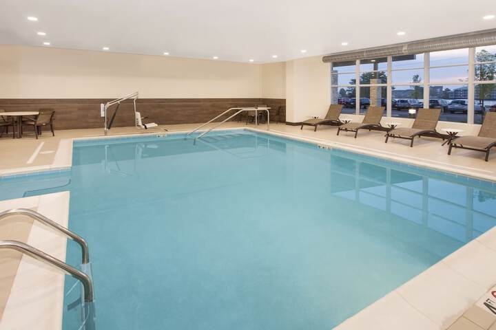 Holiday Inn Express & Suites Sandusky by IHG