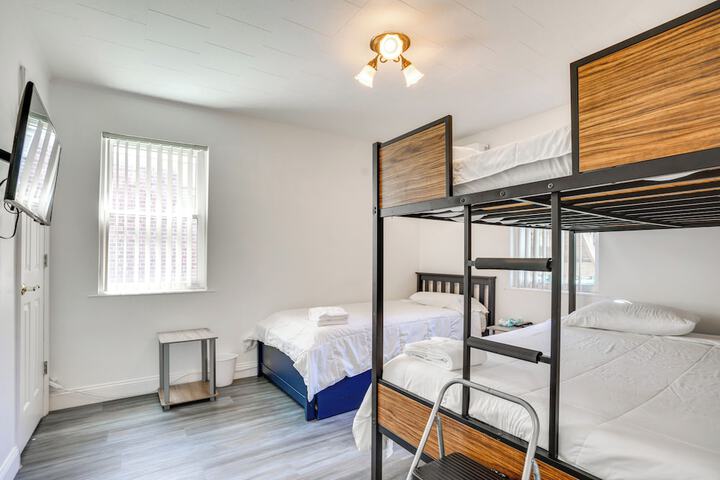 4 Mi to Nyc Shared Yard: Englewood Apartment!
