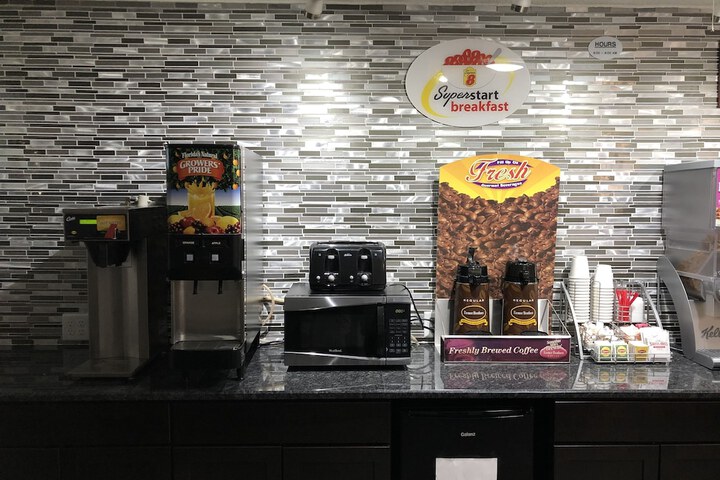 Super 8 by Wyndham Brownsburg