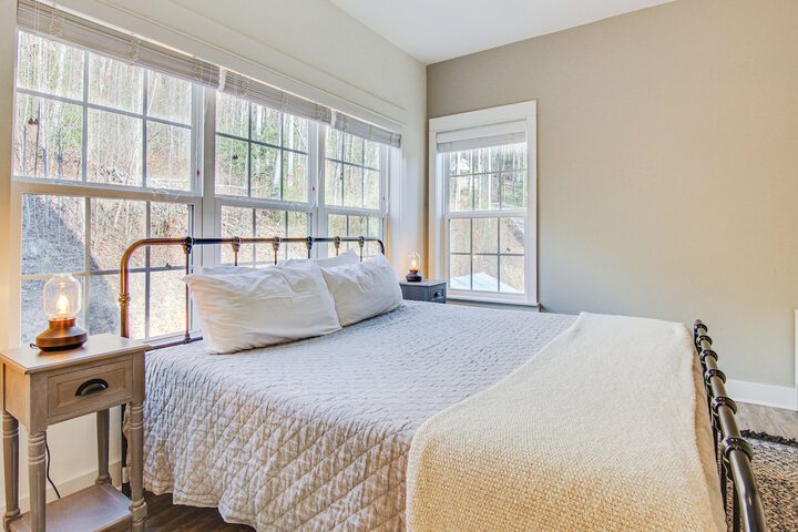 Family Holiday Retreat! Mtn-view Blue Ridge Home