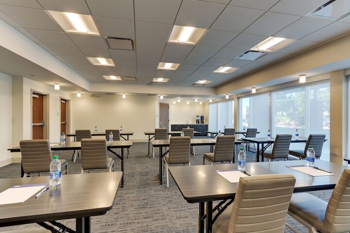 Holiday Inn Express & Suites Roanoke – Civic Center by IHG