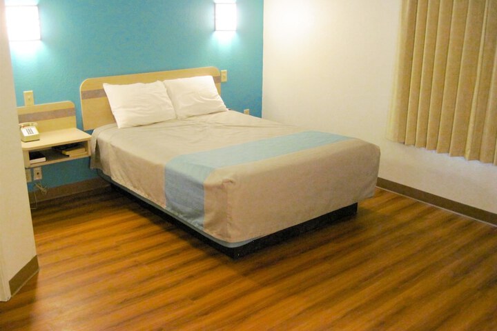 Room 7 of 11