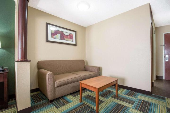 Quality Inn & Suites Arnold