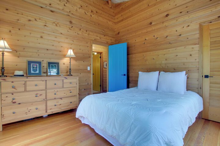 Serene Washington Island Getaway w / Private Beach!