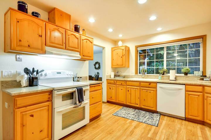 Milwaukie Home w / Covered Porch: Dogs Welcome!