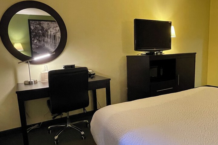 Super 8 by Wyndham Colby