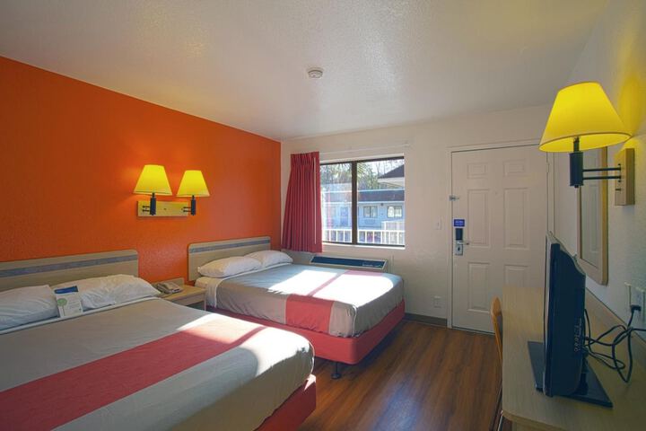 Room 32 of 43