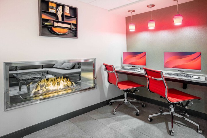 Business Center 42 of 45