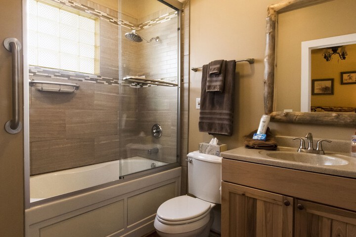 Calhoun House Inn & Suites
