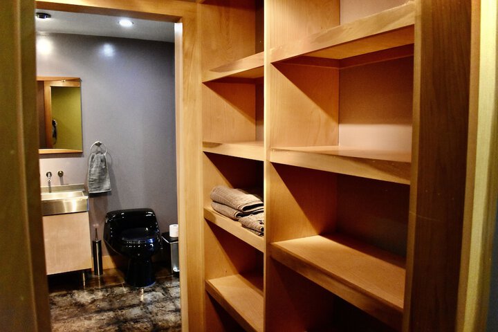 Room 32 of 38