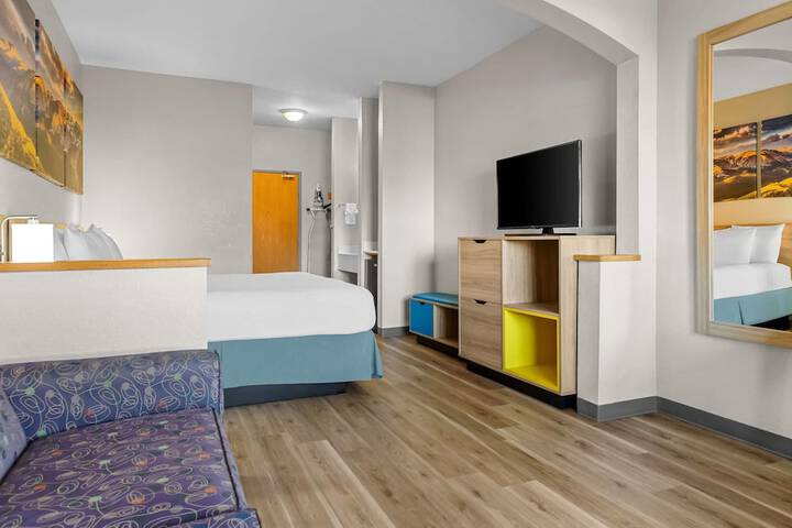Days Inn & Suites by Wyndham Castle Rock