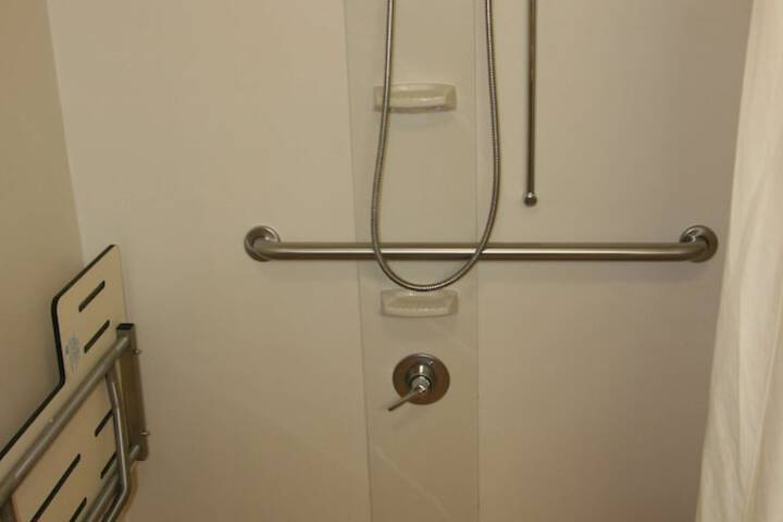 Room 10 of 28