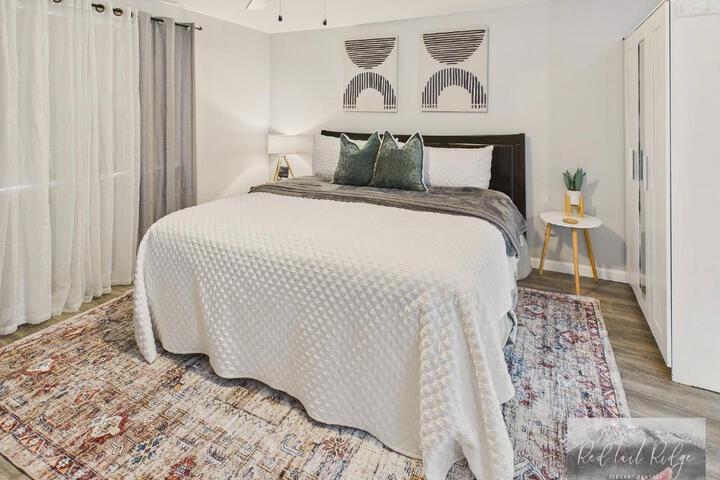 Main St. New with AC Monthly stays Charming Cottage KING BED