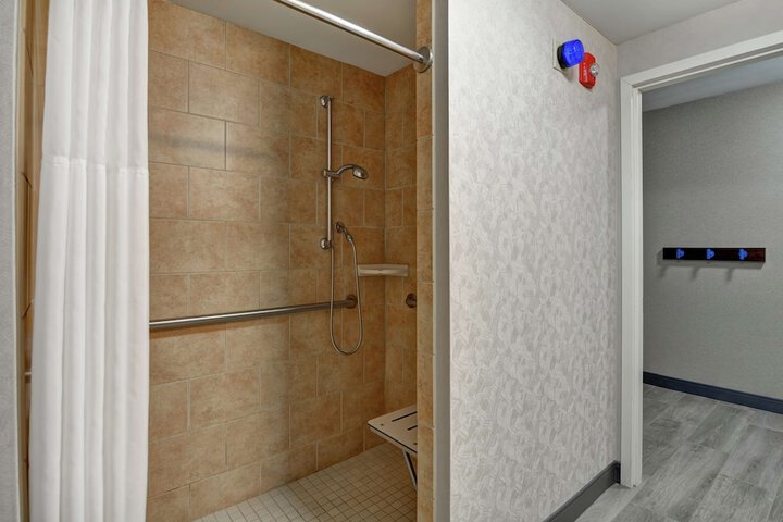 Room 16 of 40