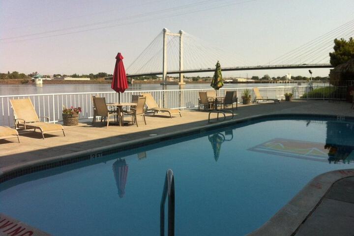 Clover Island Inn