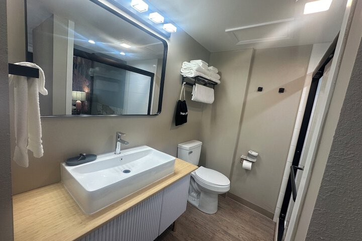 Lighthouse Inn & Suites