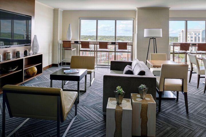 Lounge 38 of 44