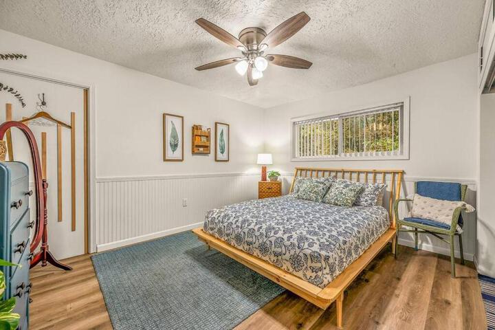 Bright Updated Waterfront Cottage Pets Welcome!