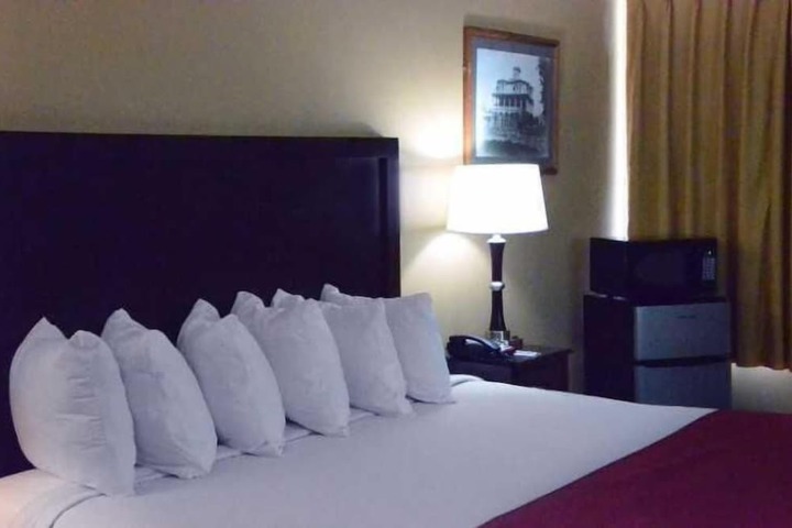 Carmel Inn & Suites