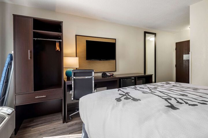 Room 11 of 33